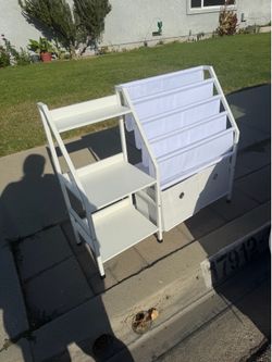 ** FREE TODDLER BOOK SHELF **