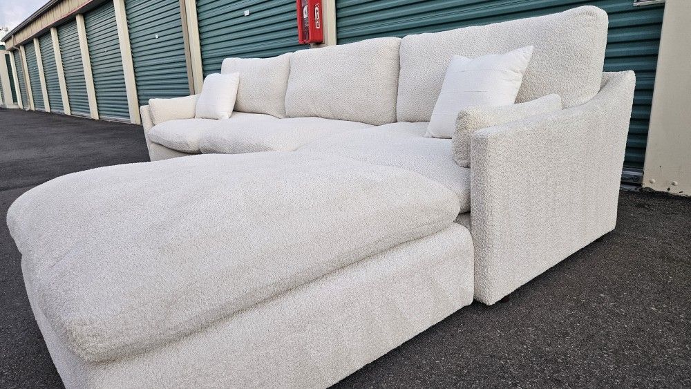 FREE DELIVERY!!! Living Spaces "Aayliyah" 4pc White Modular Couch / Ottoman ($1.6K Retail...40% OFF!!!)