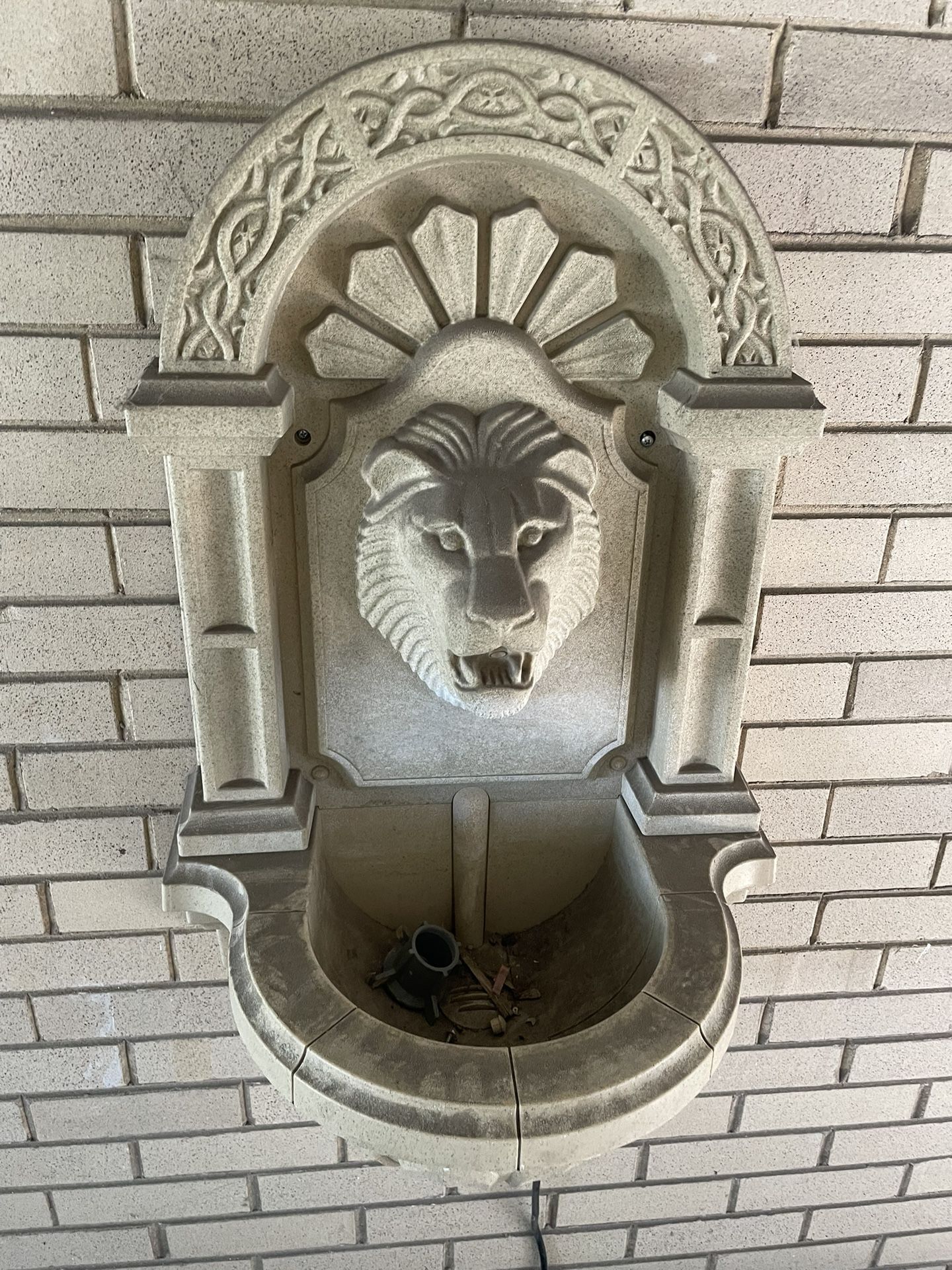 Lion head wall fountain