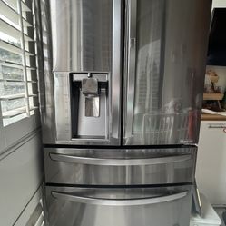 Like NEW GORGEOUS SPACIOUS LG  REFRIGERATOR 