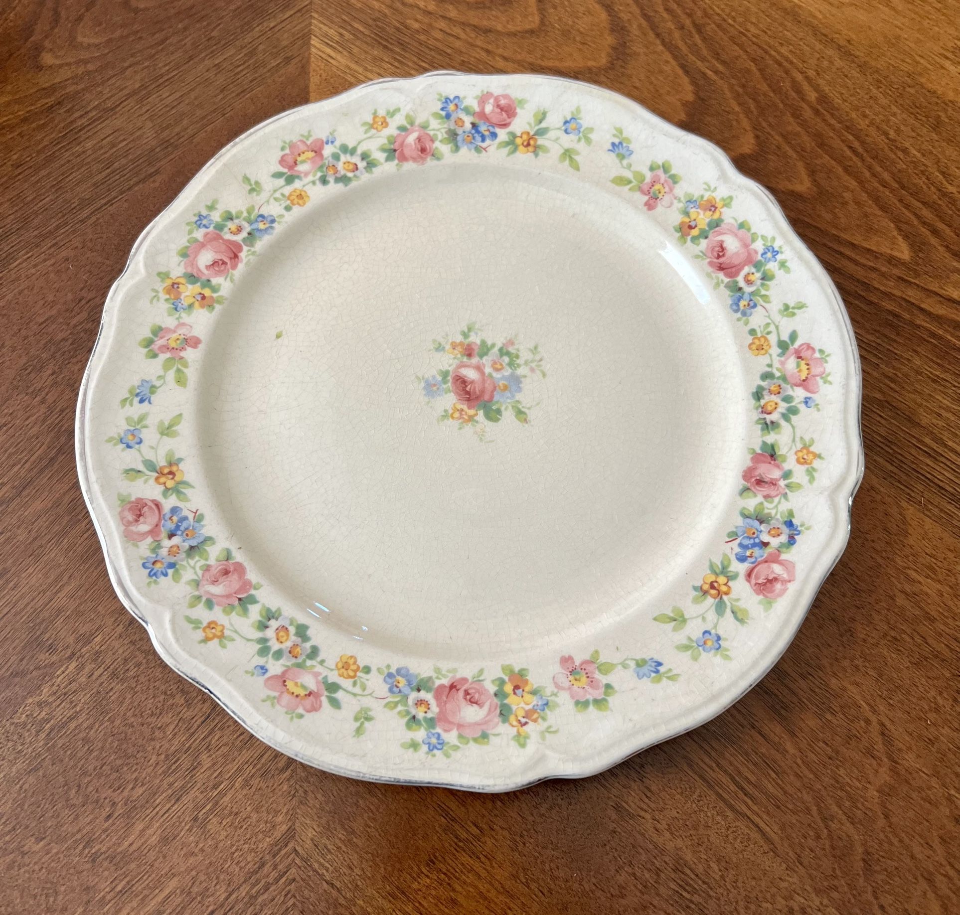 1 Vintage Flowered design Dinner Plate: The Edwin M Knowles China - Co Made in USA 34-9