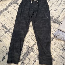 Vuori men’s small Jogger Like New 