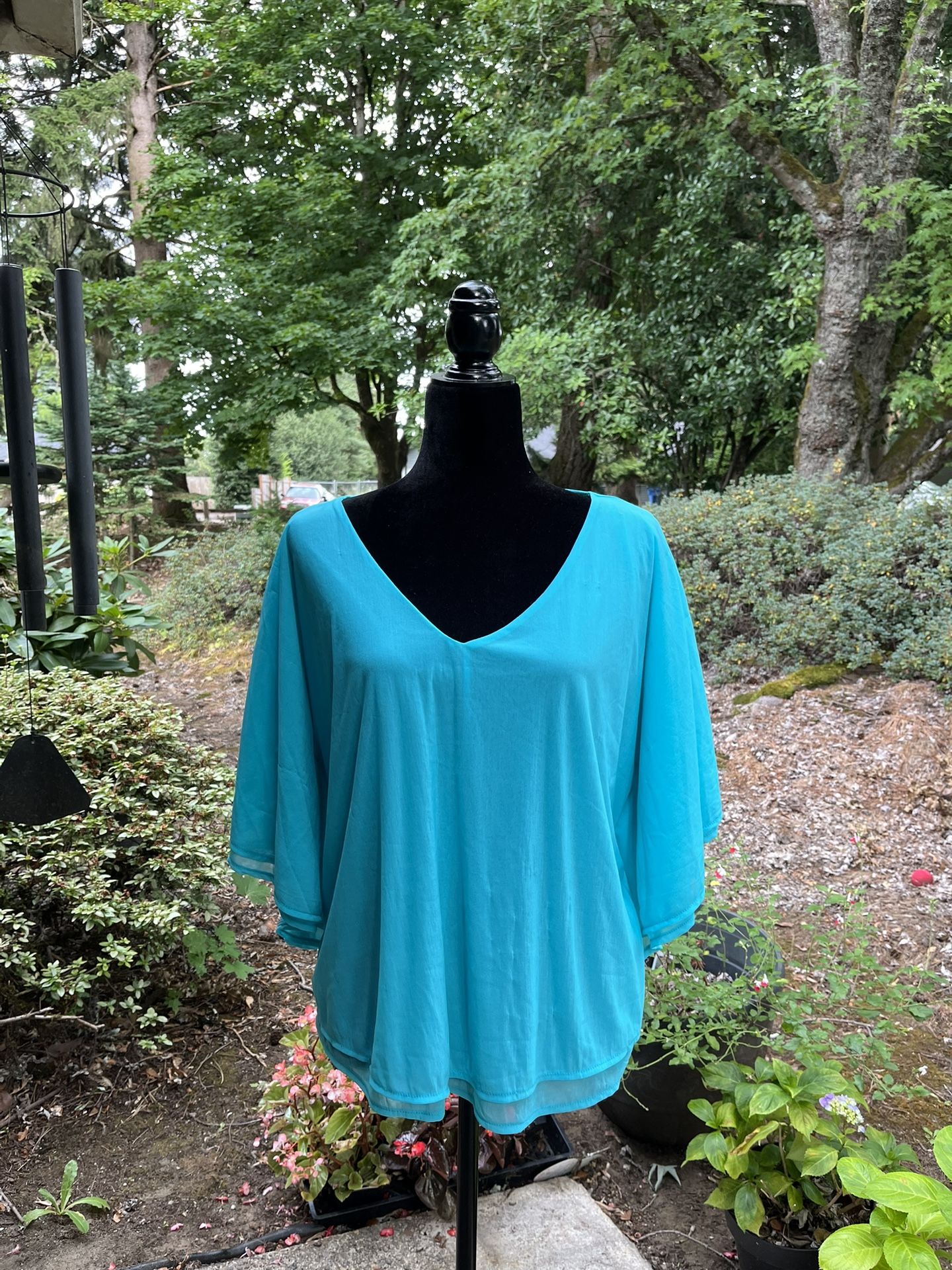 Jennifer Lopez brand flowy turquoise top. Size XL.