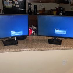 2 Dells Monitors 200 $ Lmk!!!!!