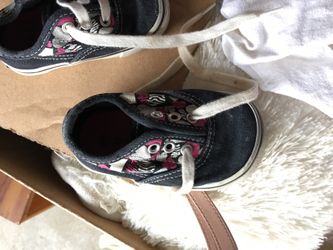 Baby girl tennis shoes size 4