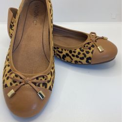 VIONIC   Calf Hair Flat Shoes , Leopard Print / Med Brown  Leather Flats Size 71/2 . 