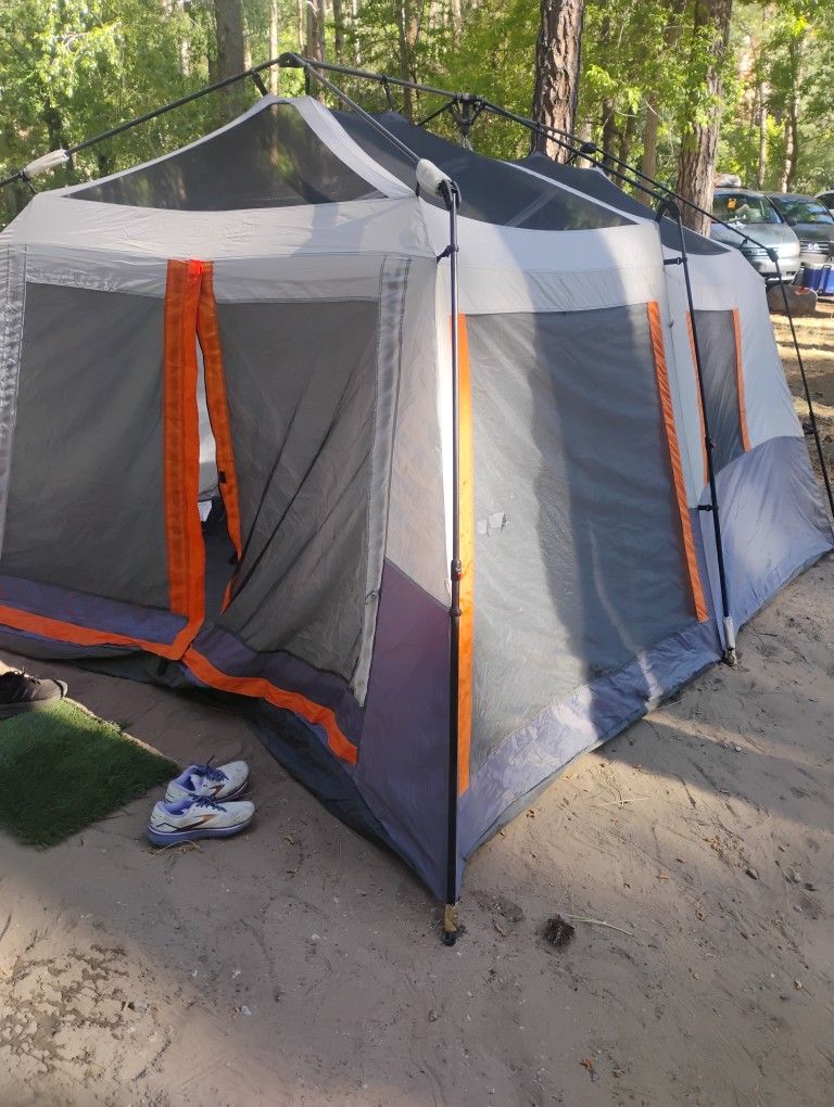 Great tent
Used for a couple years .
Paid over $300
Has one section damaged as seen in pictures.
You can tie a zip tie to it,an easy fix.
Asking $70