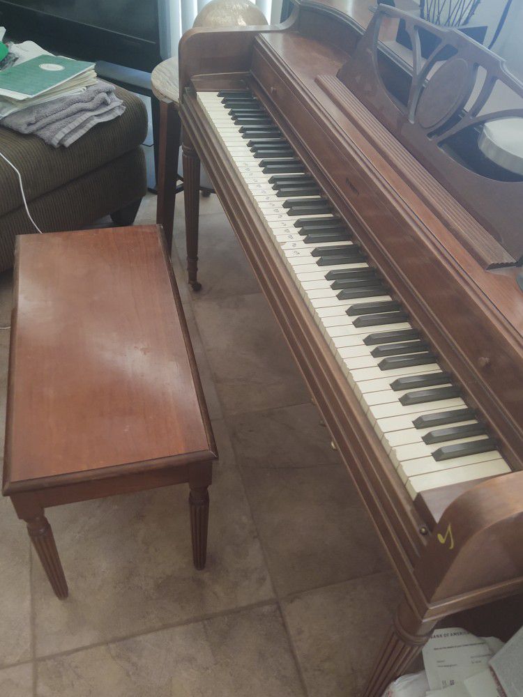 Everett Console Piano 