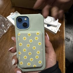 xo poppy iPhone 15/14/13 MagSafe Phone Case & 5000 mAh Magnetic Power Bank