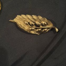 Vintage leaf-shaped brooch, 