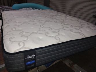 Sealy Queen Posturepedic Mattress