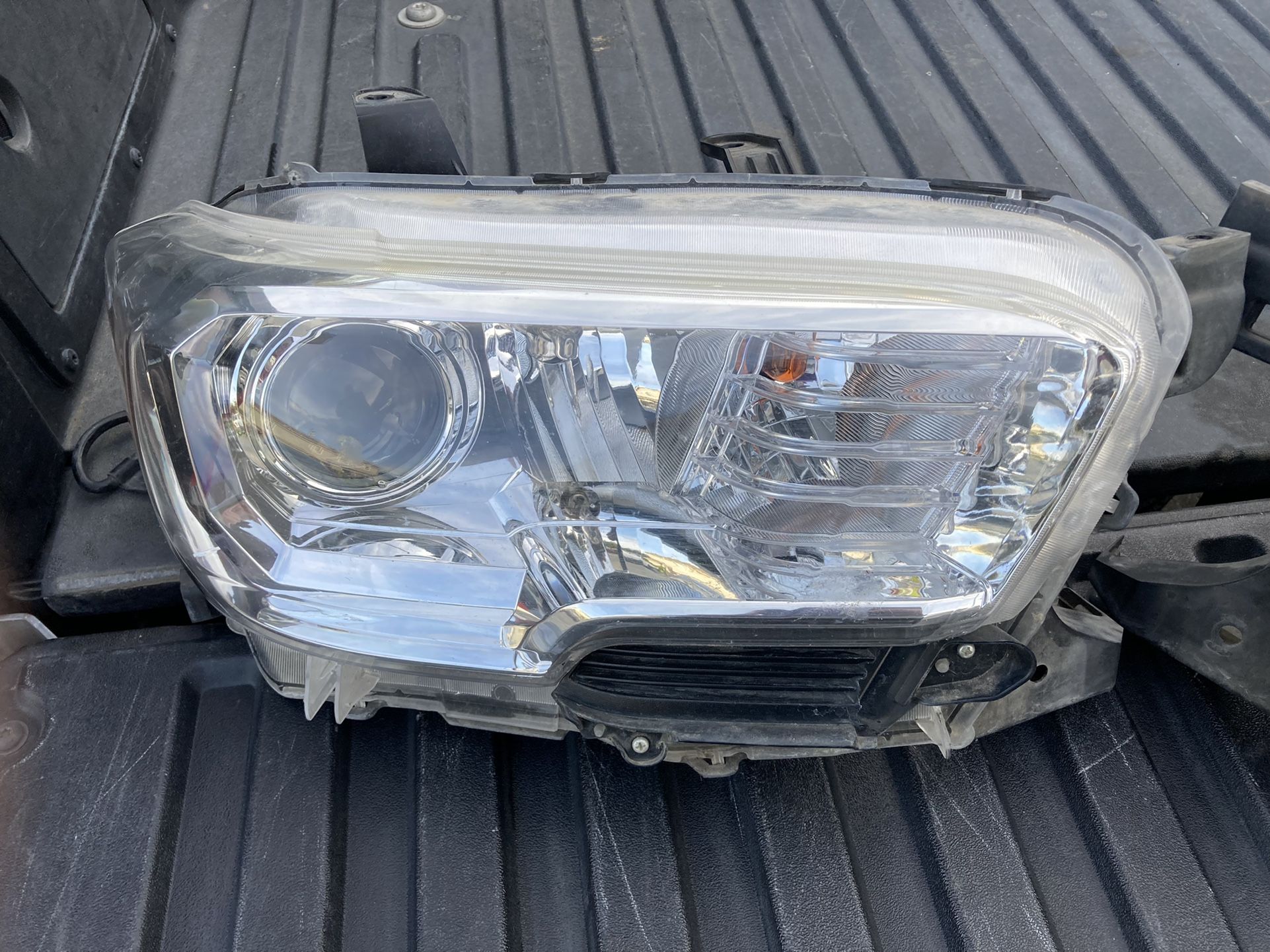 Headlights Toyota Tacoma 2016-2020