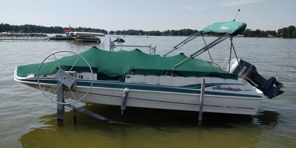 Hurricane deck boat