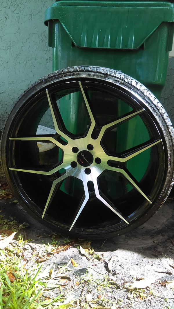 24s inch rims Giovanni only 3 rims and tires for Sale in Miami Gardens