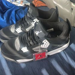 Jordan’s 4 White Thunders 