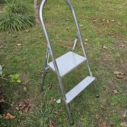 Very Sturdy 2 Step Aluminum Ladder  200 Lbs Capacity 