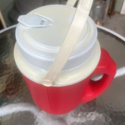 Rubbermaid GOTT Red Insulated 1/2 Gallon Water Cooler Jug 1502