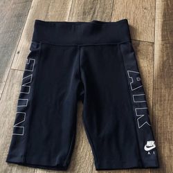 Nike woman biker shorts l