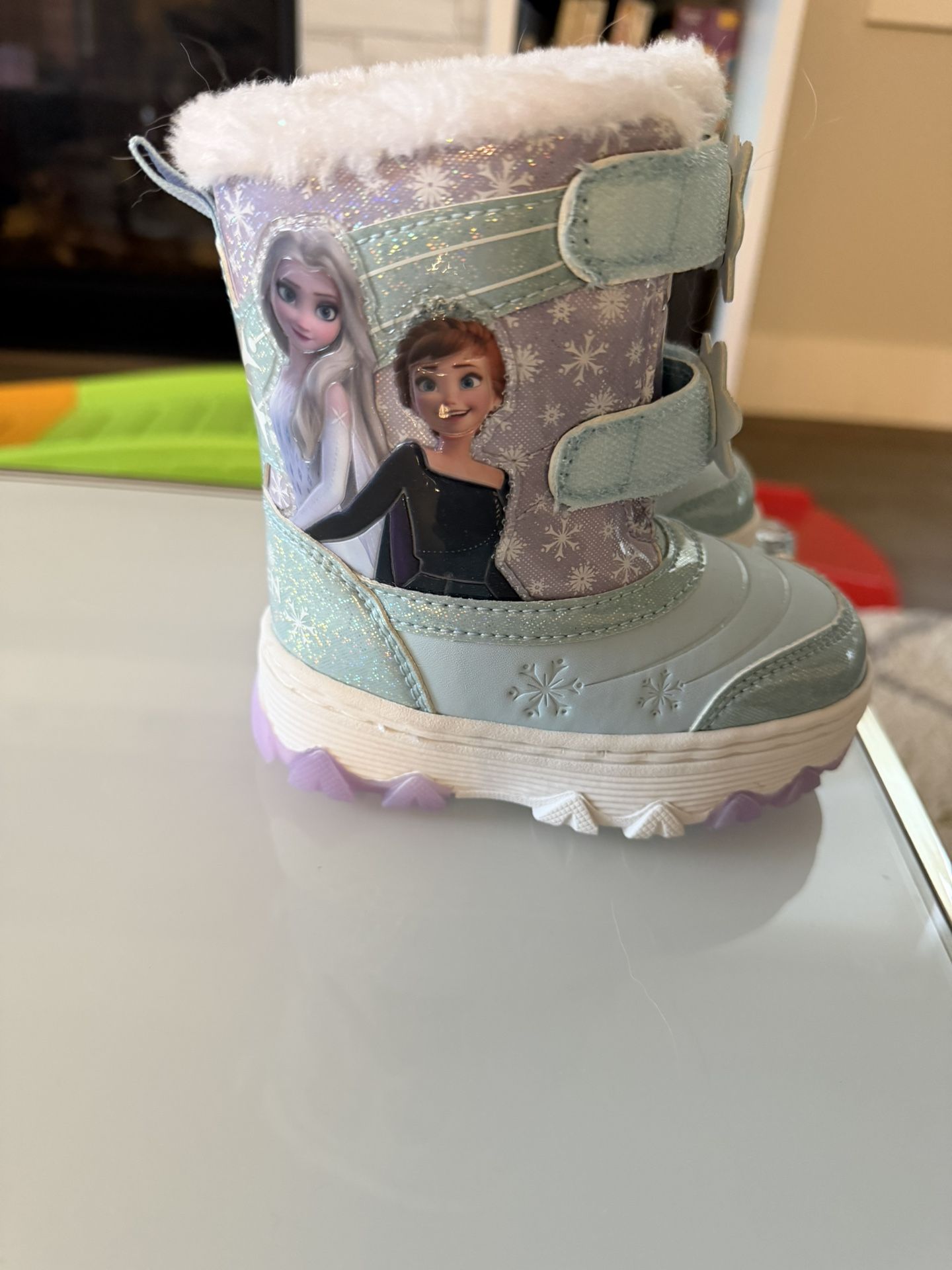 Brand New Elsa Light Up Snow Boots (size 6)