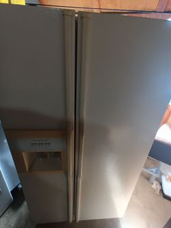 Refrigerator with water and ice dispenser