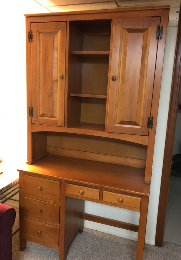 Solid Maple Desk And Hutch In Pristine Condition 40 Wide 76 Tall Solid Maple Desk And Hutch In Pristine Condition 40 Wide 76 Tall 18 Deep Furniture Dearborn Heights Mi Offerup