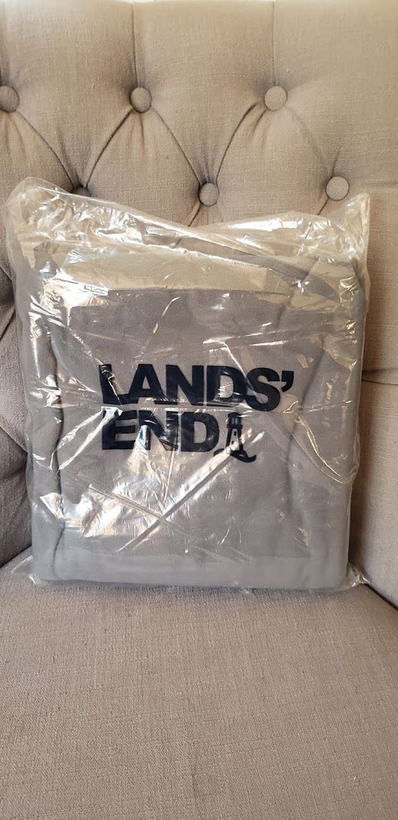 New Lands' End 50"x70" Plush Fleece Throw Blanket Gray Comes from a pet-free and smoke-free home.