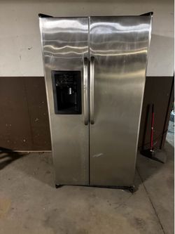 Kissing door refrigerator