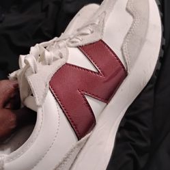 WOMEN'S IMMACULATE NEW BALANCE SIZE 9.5