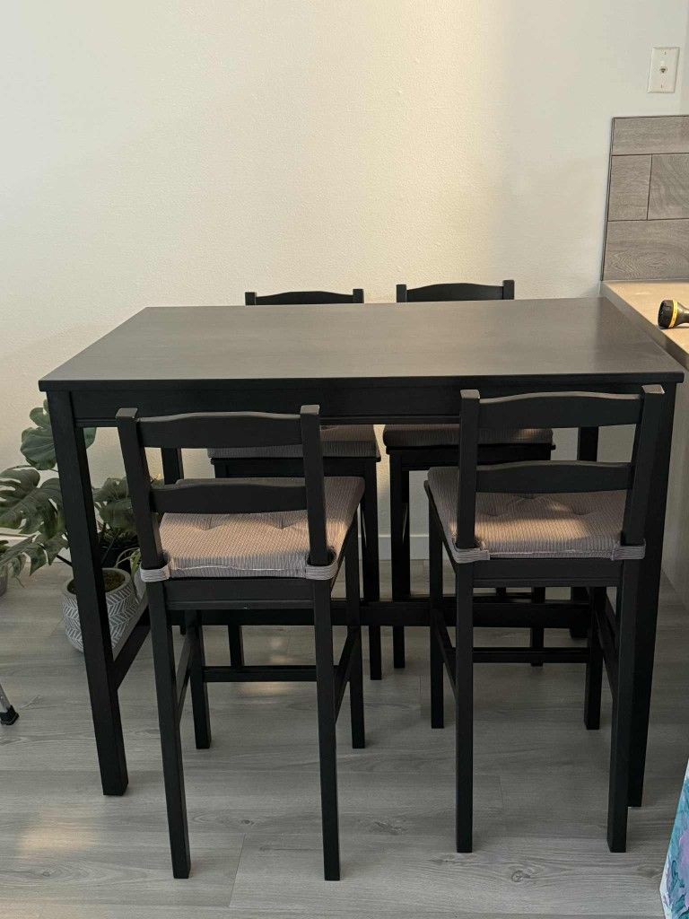 Dining Table Snd Chairs With Cushions