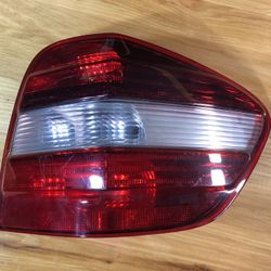 CLEAN 2009-2011 Mercedes Ml350 Ml550 OEM Passenger RH Tail Light A1(contact info removed)00