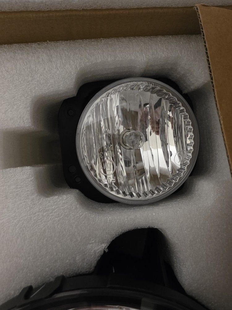 2015 Original Gladiator Jeep Headlamps & Foglights (500 Miles on the original vehicle) BRAND NEW