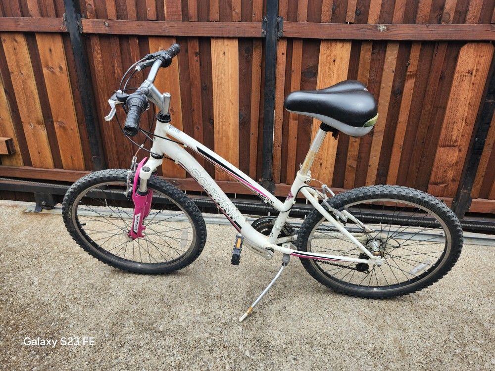 Women's Schwinn Bike 24 Inches