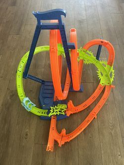 Hot Wheels Track Set with Battery