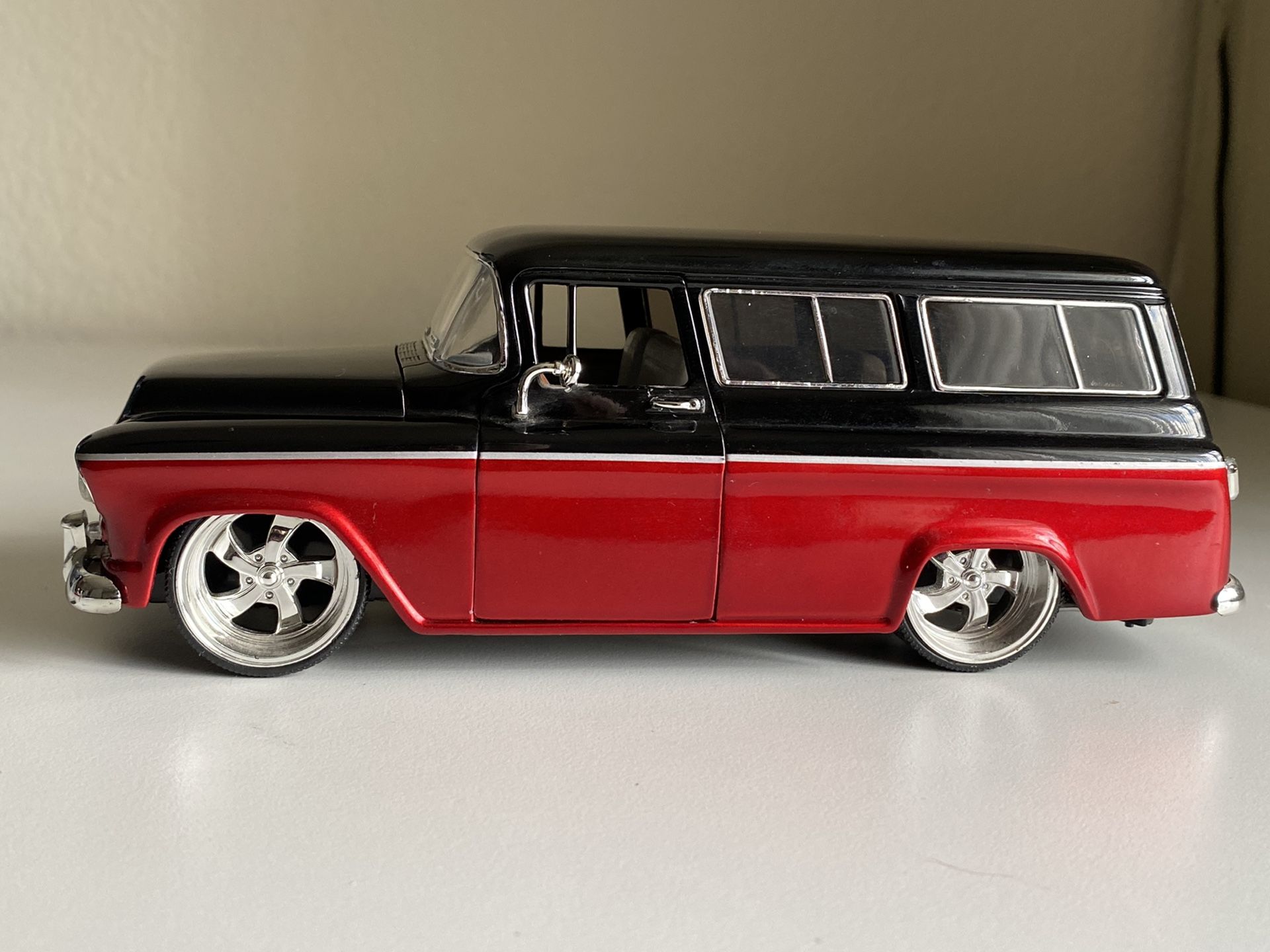 Diecast model 1957 Chevy Suburban 1:24