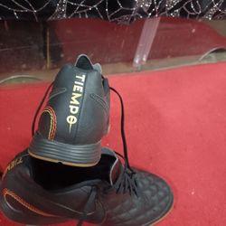 NIKE TIEMPO SIZE 9
