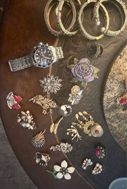 Lot of vintage brooches