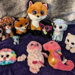 Lot of 11 Ty Beanie Boos, Owl coin purse is new, Includes Flippable Whimsy cat.

The Owl coin purse is new, and in great condition. 
