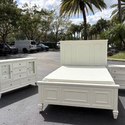 Beautiful Bedroom Set Queen Size Solid Wood White In Excellent Condition by Coaster Fine Furniture