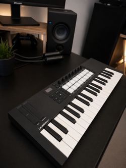 Novation Launchkey 25 MK3 USB MIDI Keyboard Controller – Tested – Excellent Condition
