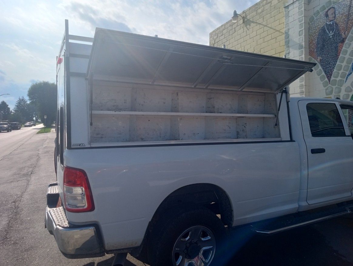 Stand In Like New Utility Cap For Ram 2500 Long Bed