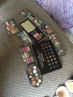 Makeup 5$ neverused one was barely used