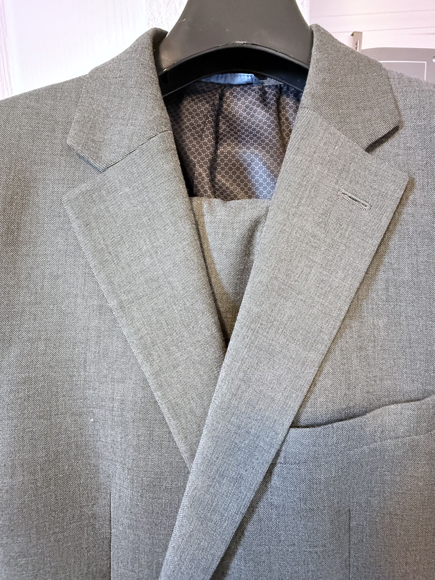 Men’s Van Heusen  2 Piece  Slim Fit Light Gray Suits 