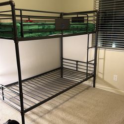 Twin bunk bed