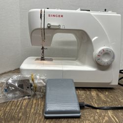 Singer 1507 Free Arm Sewing Machine With Hard Carrier & Foot Pedal & Accessories
