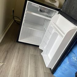Refrigerator/Mini Refrigerator 