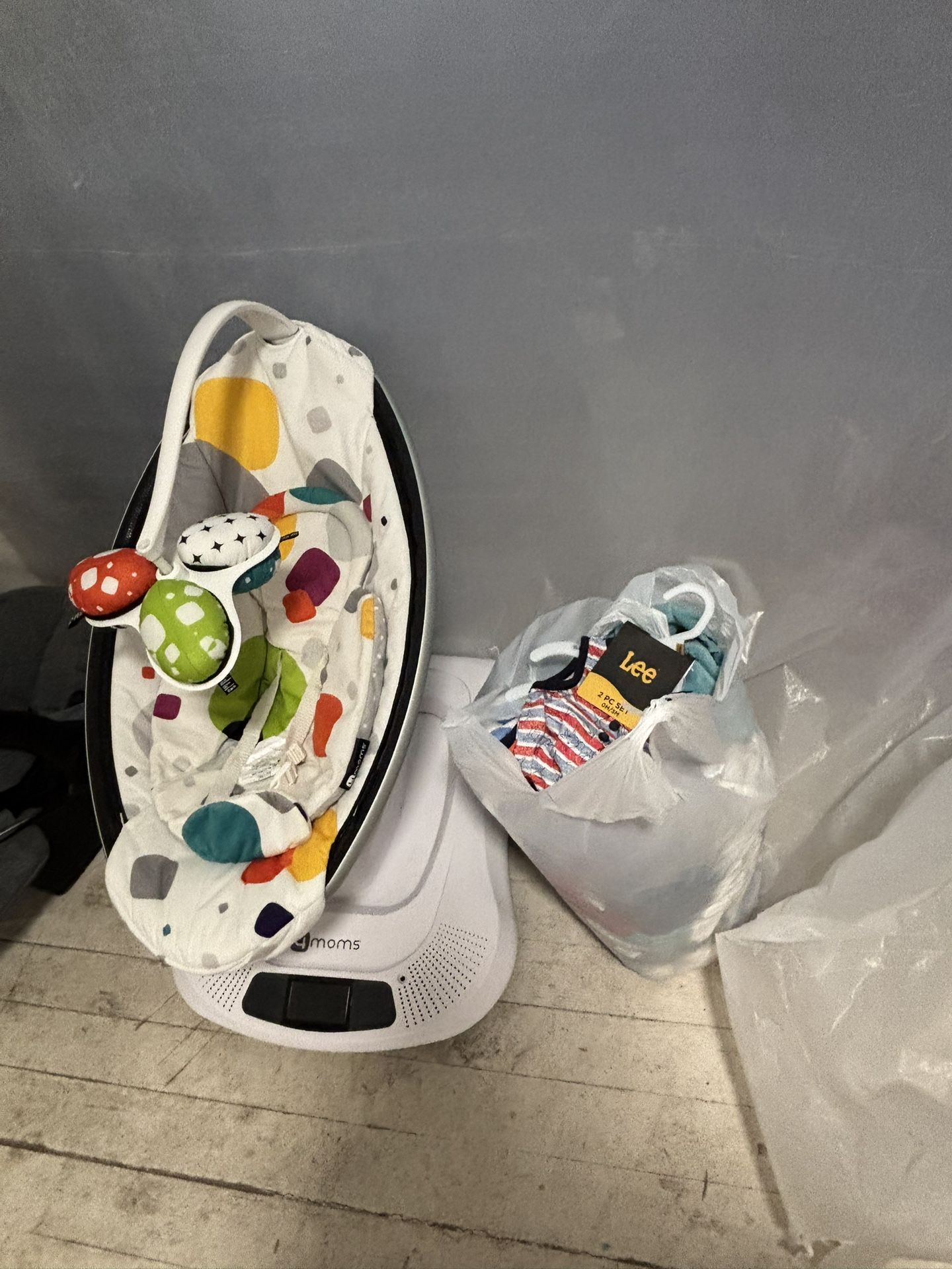 4 Mom Baby Swing Baby Boy Clothes New And Used Like New 0-3 Months