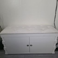 White Storage Bench with Cushion – $60/ Banco blanco con almacenamiento y cojín – $60