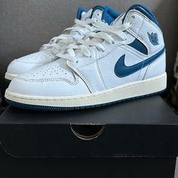 Air Jordan 1 Mid SE 6.5Y
