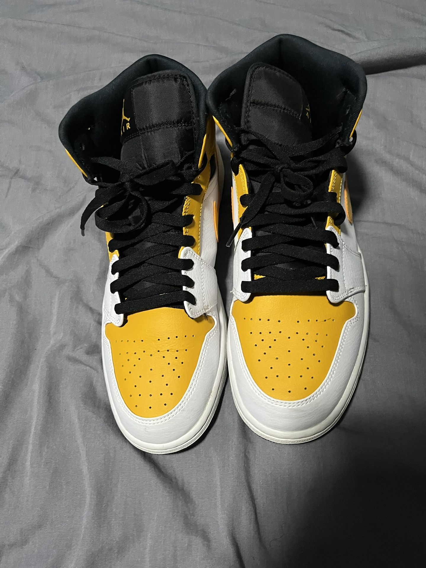 Jordan 1 Mid University Gold