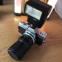 Minolta camera with lens and flash as in pictures📷 in excellent condition👍🏻